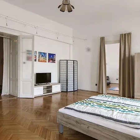Gigantic Modern For Up To 10 Guests Next To Basilica! *