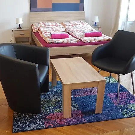 Gigantic Modern For Up To 10 Guests Next To Basilica! *