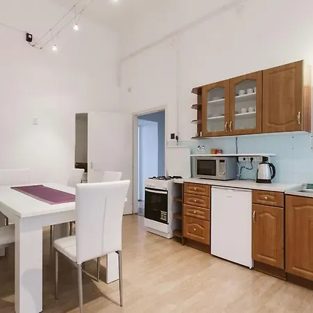 Gigantic Modern For Up To 10 Guests Next To Basilica! *