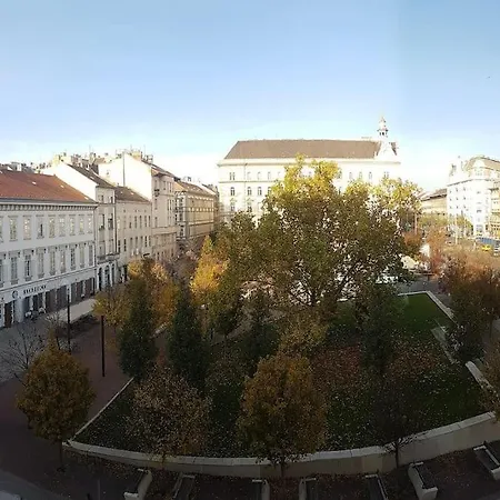 Gigantic Modern For Up To 10 Guests Next To Basilica! Apartment